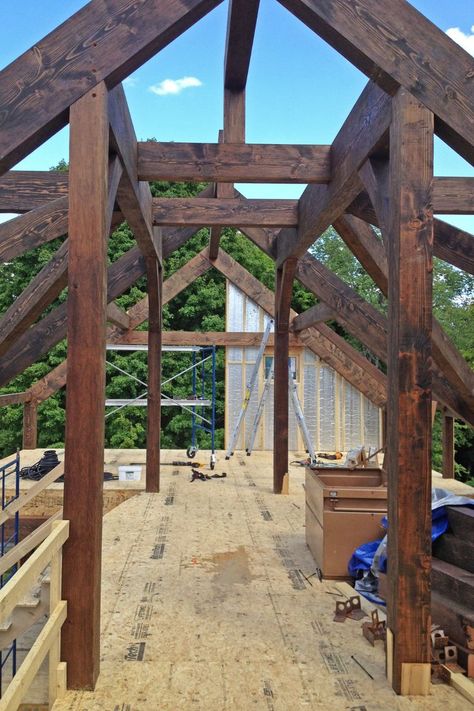 Post and beam vs timber frame: the difference is in how the timbers are connected. Barndominium Cabin, Yankee Barn Homes, Post And Beam Construction, Post And Beam Barn, Timber Frame Construction, Barn Homes, Post And Beam, Barndominium, Barn House