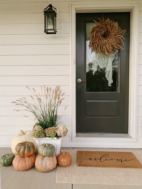 grass and dried hydrangeas on fall front porch Fall Townhouse Porch, Fall Decor Front Door Porch, Fall Entry Door Decor, Outdoor Planters Front Door Porch Ideas, Fall Porch Flowers, Fall Porch Inspiration, Fall Porch Planters, Asymmetrical Front Porch, Fall Decor Front Porch Entryway