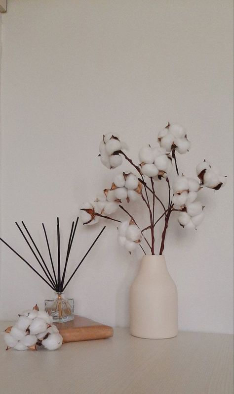 Vase Deco, Flowers In Vase, Small Flower Pots, Candles Photography, Vintage Flowers Wallpaper, Flower Vases Decoration, Flower Vase Arrangements, Pink Vase, Blossoms Art