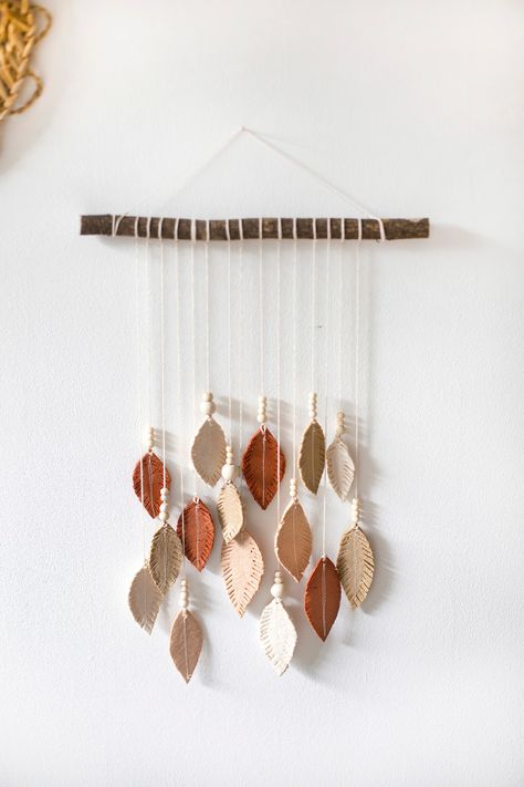 DIY Fimo Feather Wall Hanging | The Lovely Drawer Diy Fimo, Wall Hanging Ideas, Clay Wall Hanging, Feather Wall Hanging, Hanging Ideas, Feather Wall, Clay Wall, Diy Clay Crafts, Wind Chime