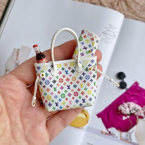 Barbie Bag, Tiny Purses, Handbag Tutorial, Purse Sewing Patterns, Diy Barbie Clothes, Barbie Dolls Diy, Barbie Doll Accessories, Diy Doll Miniatures, Barbie Dress Fashion