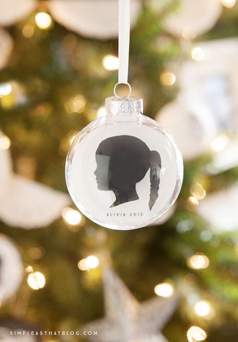 These simple, DIY, silhouette keepsake ornaments will help you capture a moment in time as you display your children's profiles year after year on your Christmas tree. MichaelsMakers Simple As That Blog Diy Silhouette, Neli Quilling, Silhouette Ornaments, Trendy Diy, Silhouette Christmas, Preschool Christmas, Baby Christmas Gifts, Christmas Keepsakes, Christmas Memory