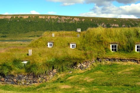 List guide to turf houses in Iceland (Þverá turf house in North-Iceland) Native American Houses, Primitive Houses, Turf House, Earth Sheltered Homes, Appropriate Technology, Ancient Houses, Earth Sheltered, Underground Homes, Cheap Houses