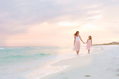 Mom And Daughter Beach Pictures, Mommy And Daughter Beach Pictures, Mom And Daughters Beach Photo Ideas, Mom And Daughter Beach Photos, Mom And Me Beach Photoshoot, Single Mom Beach Photos, Beach Poses With Kids, Mom And Kids Beach Pictures, Mother Daughter Beach Photoshoot