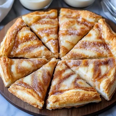 If you love the sweet combination of cinnamon and sugar, then this Cinnamon-Sugar Pizza Made with Crescent Rolls will be your new favorite treat! It’s a quick Crescent Roll Dessert, Crescent Roll Breakfast Recipes, Crescent Roll Pizza, Pizza Roll Recipe, Rolls Homemade, Pizza Shapes, Breakfast Crescent Rolls, Butter Pecan Cookies, Crescent Roll Recipes