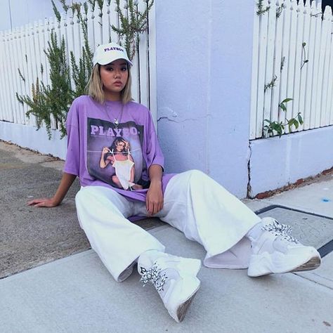 Purple T Shirt Outfit, Pakaian Hipster, Looks Hip Hop, T Shirt Outfit, Outfit Jeans, Mode Vintage, Mode Inspiration, Hip Hop Fashion, White Pants