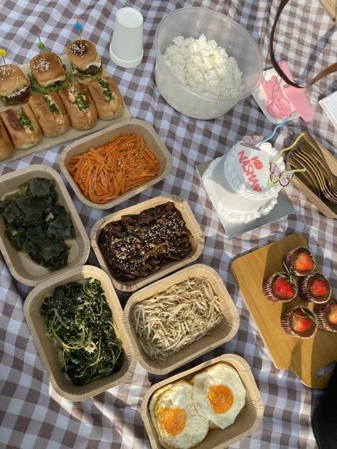 picnic ִֶָ𓂃 ࣪˖ ִֶָ🐇་༘࿐ Chinese Picnic Food, Korean Picnic Aesthetic, Korean Picnic Food, Cute Hangout Ideas, Asian Picnic, Pic Nic Aesthetic, Picnic Food Ideas Aesthetic, Aesthetic Picnic Food, Nic Aesthetic