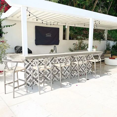 Outdoor Bar With Tile, Palm Springs Outdoor Kitchen, Backyard Kitchen Ideas, Kitchen Ideas Outdoor, Outdoor Bbq Area, Modern Outdoor Kitchen, Outdoor Kitchen Ideas, Outdoor Bbq Kitchen, Kitchen Designer