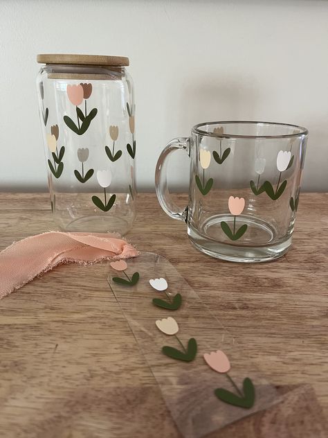 Drawing On Glass Cups, Glass Mug Painting Ideas, Painted Jars Aesthetic Easy, Glass Cups With Vinyl Aesthetic, Vasos Aesthetic, Glass Jar Painting Ideas Cute Flower, Glass Cups With Vinyl Flowers, Popsicle Stick Crafts House, Bottle Cap Table