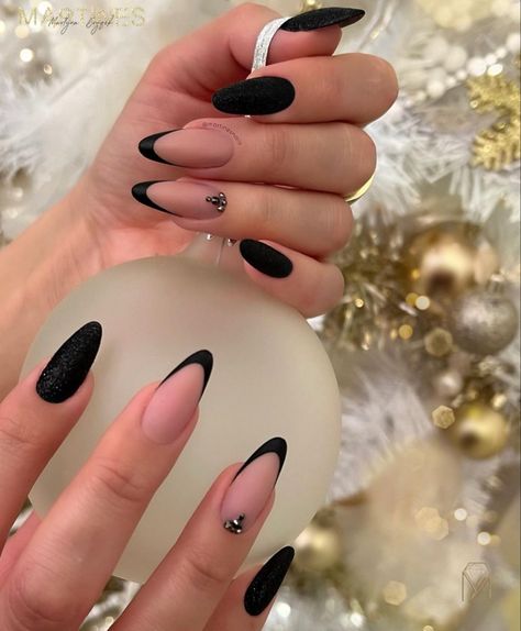 Black Nail Almond Designs, Oval Acrylic Nails Black, Black Gold Almond Nails, Classy Black Nails Almond, Simple Black Design Nails, Simple Black Nails Designs, Black Almond Nails Designs Simple, Black Round Nails Design, Long Almond Nails Black