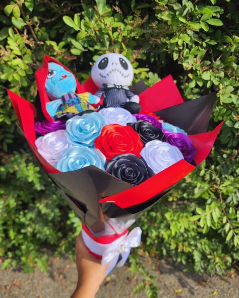 Nightmare Before Christmas Inspired Ramo✨️ Jack & Sally Bouquet 🕷❤️ DM to order 🚨 #rosaseternas #eternalroses #handmaderoses #smallramos #smallbusiness #christmasramo #christmasbouquet #spookybouquet #spookyramo #explorepage✨ Christmas Bouquet, Jack And Sally, Nightmare Before, Nightmare Before Christmas, Before Christmas, Christmas, Quick Saves, The Nightmare Before Christmas