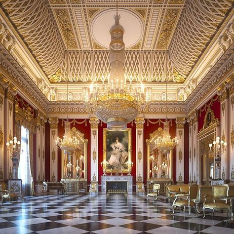 Buckingham Palace, the white room new look ! What do you think ? 😎 #interiordesign #luxurylifestyle #luxury #palace #buckinghampalace… Palace Interior, Max On, Classic Bedroom, Baroque Architecture, المملكة العربية السعودية, White Room, Stately Home, Hotel Suites, Vintage Chandelier