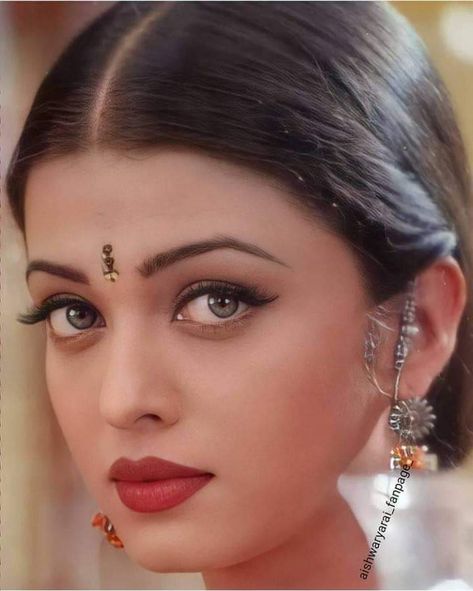 Bollywood Makeup, Indian Eyes, Bollywood Hairstyles, Indian Woman, Asian Eye Makeup, Pretty Faces, Indian Aesthetic, Beautiful Lips, Desi Beauty