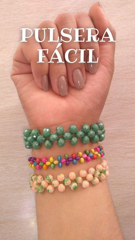 Comparto el paso a paso de esta linda pulserase sorprenderan lo rápido que es elaborarla,espero les guste 🙂 Bead Patterns Bracelet, Ideas Para Hacer Pulseras, Pulseras Ideas, Ideas Pulseras, Handmade Jewelry Business, Diy Crafts Decor, Yarn Bracelets, Diy Jewelry Unique, Bracelet Craft Diy