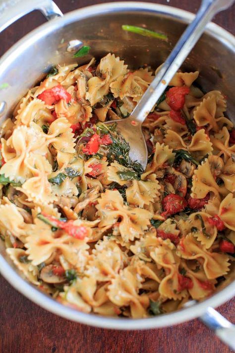 18 Vegetarian One-Pot Pasta Recipes for Busy Weeknights: One-Pot Spinach and Mushroom Bowtie Pasta Dude Pasta, Mushroom Bowtie Pasta, Bowtie Pasta Recipes, Bow Tie Pasta Recipe, Spinach And Mushroom, Mushroom Recipes Pasta, Bow Tie Pasta, One Pot Pasta Recipes, Vegan Pasta Recipes