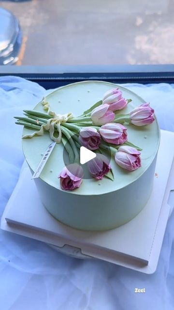 Cream Flowers Cake, Butter Cream Cake Design, Simple Buttercream Cake, Ukrasavanje Torti, Bolo Buttercream, Butter Cream Flower Cake, Frosting Ideas, Flower Cake Decorations, Kumar Sanu