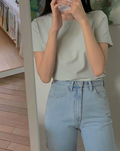 Light Blue Jeans Outfit Aesthetic, Blue Jeans Outfit Aesthetic, Jeans Outfit Aesthetic, Light Blue Jeans Outfit, Blue Jeans Outfit, Outfit Aesthetic Summer, Korean Outfit Street Styles, Casual College Outfits, Korean Casual Outfits