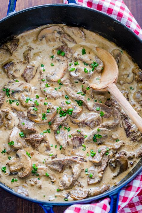 Classic Beef Stroganoff with tender strips of beef and mushrooms in an creamy Stroganoff sauce, served over noodles. An easy, one-pan, 30-minute recipe! Tenderize Beef, Creamy Steak, Steak Stroganoff, Best Beef Stroganoff, Soup Beef, Beef Stroganoff Easy, Ground Beef Stroganoff, Sautéed Mushrooms, Recipe Beef