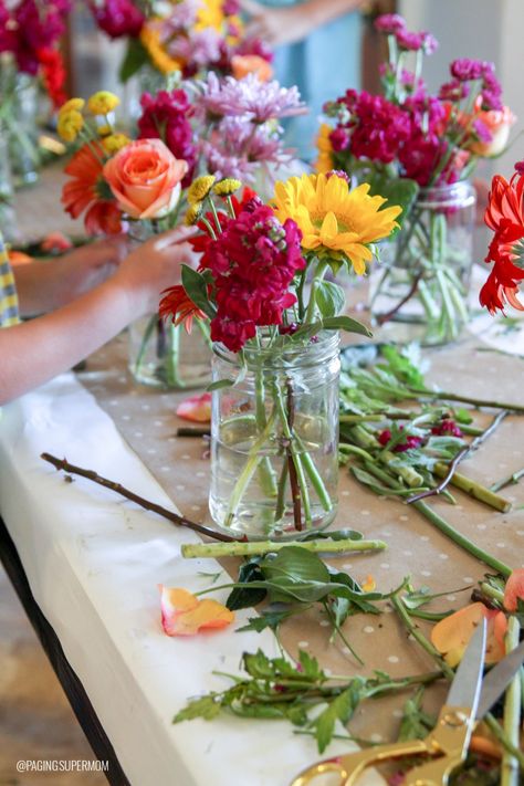 Flower Aggrangment, Flower Arranging Station, Make And Take Flower Bar, Craft Station Party, Flower Arranging Class Ideas, Flower Arrangement Event, Build A Bouquet Party, Make Your Own Flower Bouquet Party, Flower Station Party