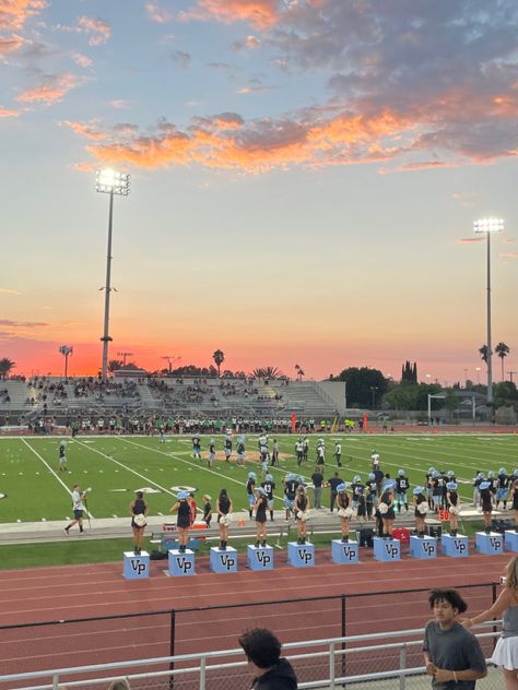 Aesthetic High School, Usa High School, School Football Game, Usa Culture, Life In Usa, School Lifestyle, High School Football Games, Cheerleading Photos, Highschool Freshman