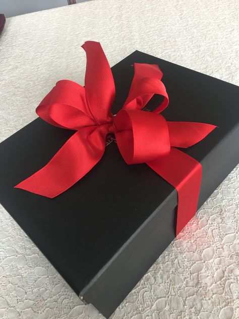 Black And Red Gift Box Ideas, Gothic Gift Wrapping Ideas, Black And Red Gift Wrapping Ideas, Best Boyfriend Gifts, Gift Box For Men, Christmas Gift Packaging, Birthday Gifts For Boyfriend Diy, Red Gift Box, Gift Wrapping Inspiration