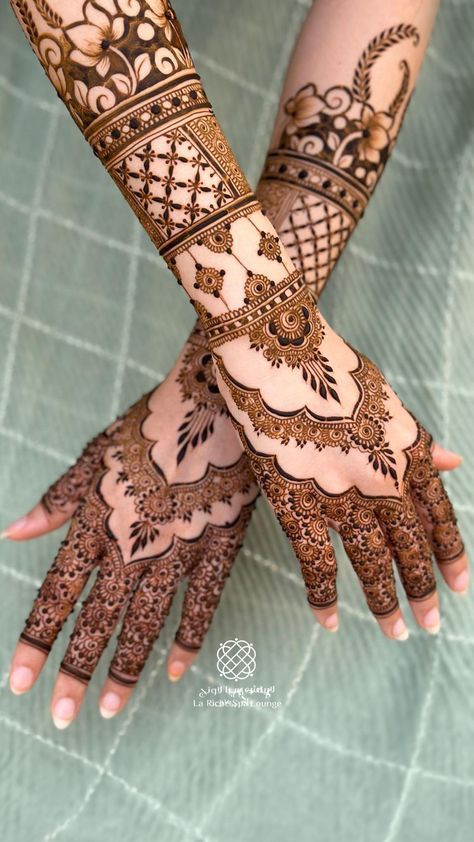 Henna Crown, Latest Mehndi Designs Wedding, Henna Styles, Arabic Bridal Mehndi Designs, Elegant Henna, Kashee's Mehndi Designs, Crown Tattoos, Palm Mehndi, Simple Mehendi