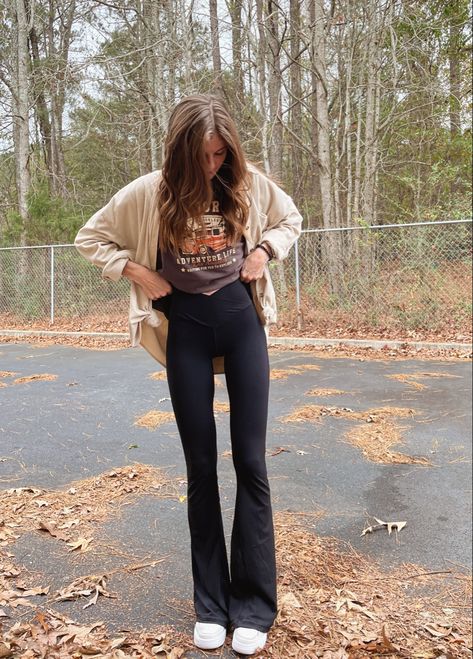 Aerie Flair Leggings, Outfits With Bell Bottom Leggings, Outfit Inspo Flared Leggings, Aerie Outfits Fall, Flared Leggings Outfit Spring, Flare Leggings Outfit Spring, Cute Flare Legging Outfits, Boot Cut Leggings Outfit, Aerie Leggings Outfit