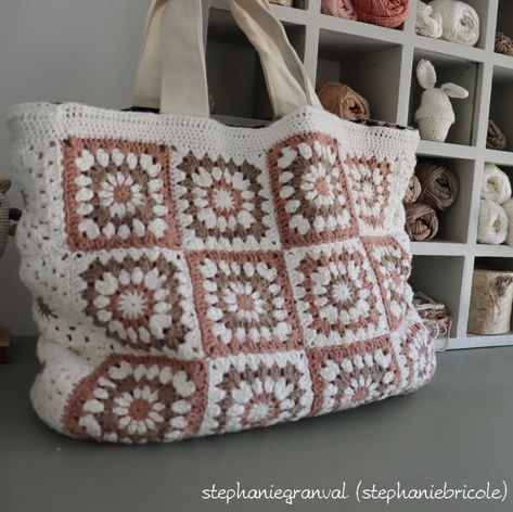 DIY - Un nouveau sac au crochet pour la rentrée - Stéphanie bricole Sac Granny Square, Diy Tote, Mode Crochet, Crochet Tote Bag, Crochet Diy, Crochet Tote, Crochet Poncho, Crochet Granny, Beach Tote