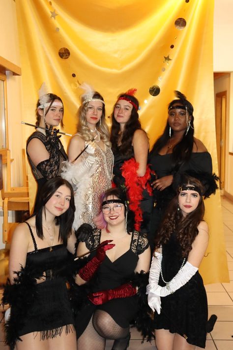 Old Casino Outfit, Casino Theme Costume, 20s Outfits Women Party, Casino Theme Outfit Ideas, Charleston Birthday Party, Cabaret Party Outfit, Hollywood Outfits Party, Casino Party Outfit Ideas, Roaring 20s Party Outfit Black Women