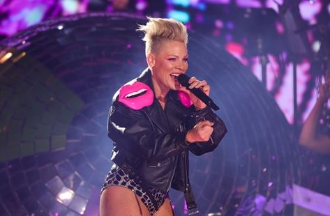 Singer Pink Outfits, P!nk Summer Carnival Outfit, P!nk Concert Makeup Ideas, P!nk Summer Carnival 2023, P!nk Concert Outfit Ideas Summer, P!nk Summer Carnival, P!nk Outfits Concerts, What To Wear To Pink Concert 2024, Pink Summer Carnival Tour Outfit