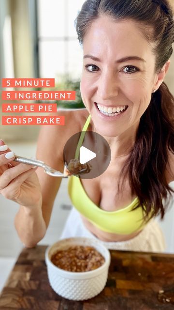 Holly Hillyer | Postpartum Weightloss on Instagram: "5 minute 5 ingredient apple crisp bake…a perfect swap for that leftover apple pie 🥧 ⁣ ⁣ Comment DESSERT to get my free high protein dessert guide 💪⁣ ⁣ 5 Minute Apple Crisp Bake ⁣ Ingredients for one serving:⁣ 1 apple⁣ 1 banana⁣ 1/2 cup oats⁣ 1 TBSP maple syrup⁣ 1 tsp cinnamon⁣ ⁣ Slice apples and add to a microwave safe dish. Add 1/4 cup water and 1/2 tsp cinnamon to apples and then microwave for 3 minutes. ⁣ ⁣ While apples are warming, combine one mashed banana, 1/2 tsp cinnamon, 1 TBSP maple syrup, and 1/2 cups oats. Top the warmed apples with the oat mixture and microwave for two minutes all together. If you would like a crispier top, broil for a minute in the oven and enjoy warm!⁣" Baked Apple Microwave, Microwave Baked Apple For One, Individual Apple Crisp Microwave, Microwave Apple Crisp Easy, Single Serving Apple Crisp Microwave, Apple Crisp Pie, Leftover Apples, Deserts Easy, High Protein Desserts