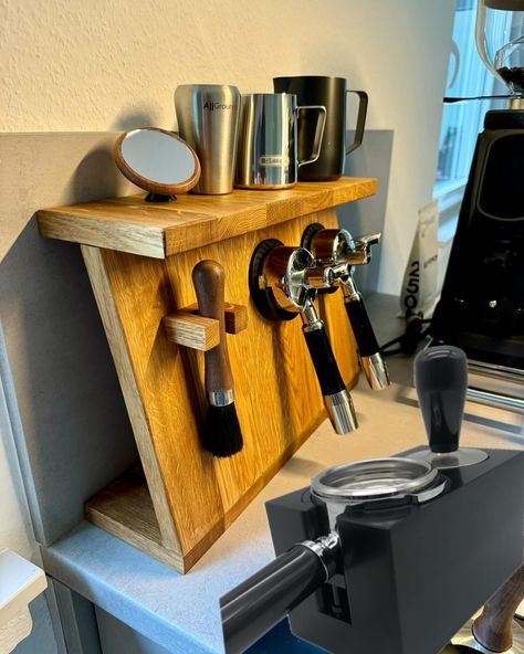 Hier war ein Kunde selbst handwerklich aktiv und hat eine wirklich tolles Holzkonstrukt gebaut. #espresso #siebträger #siebträgermaschine #tamperstation Aeropress Stand, Steampunk Espresso Machine, Tea Bar, Espresso Machine, Coffee Bar, Espresso, Coffee Tea, Coffee