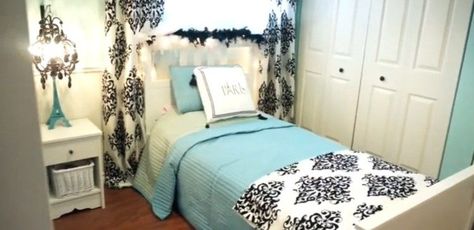 One kids room transformed into a room for two. Dividing Bedroom, Splitting A Bedroom In Two, Shared Bedroom Boy And Girl, Room Divider Ideas Bedroom, Kids Room Divider, Shared Boys Room, Ikea Shelving Unit, Beach Dream House, Decorating On A Dime