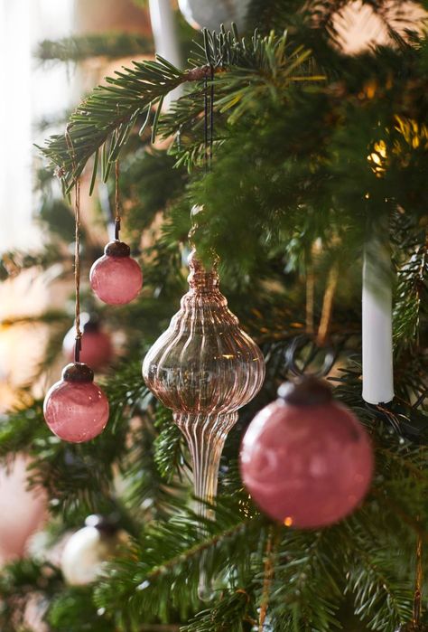 Pink Christmas Tree Decorations, Pink Christmas Decor Ideas, Pink Christmas Decor, Pink Christmas Decorations, Festive Holiday Decor, Christmas Time Is Here, Pink Christmas Tree, Rustic Christmas Tree, Christmas Trends