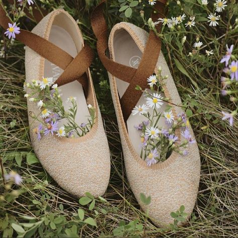 Cottagecore Shoes Aesthetic, Cottagecore Sandals, Fabric Armor, Cottage Core Shoes, Rein Fair, Fairycore Shoes, Cottage Clothing, Cottagecore Shoes, Shoe Reference