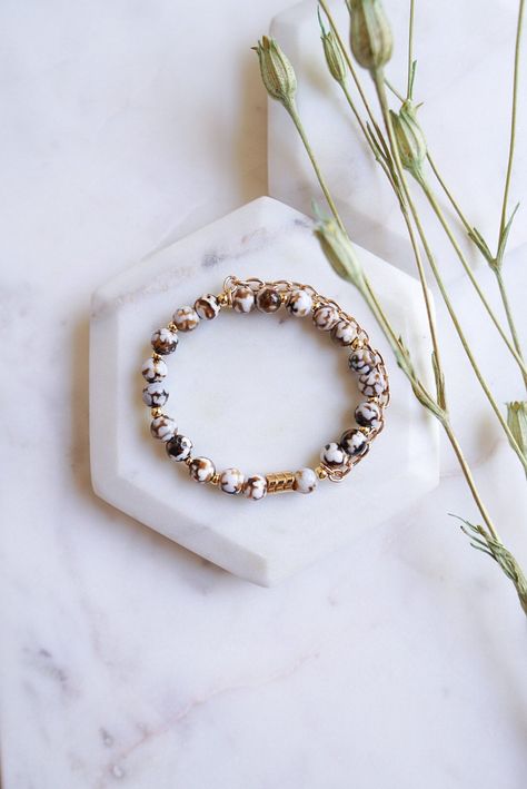 Photography Bracelet Photo Ideas, Crystal Bracelet Photography, Bracelet Photography Ideas Products, Beads Photography, Bracelet Photography, Jewellery Photo, Product Photoshoot, Quartz Crystal Jewelry, Stone Photography