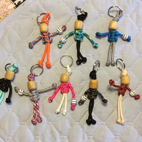 Paracord, wooden bead, sports bead and key ring. It’s an easy tutorial, hubby and I made over 100 for my World Senior Games Volleyball in St George Utah.  I put footballs on the ones I made for my friends that love to watch college football and basketballs on the basketball players I know. They are give aways at our sporting events. Easy to make and you could probably sell them but we are a giving couple. It’s FUN Gift Ideas For Football Players, Volleyball Gifts For Players Diy, Boyfriend Diy Gift Ideas, Volleyball Banquet, Side Hussle, Sunday School Projects, Senior Games, Paracord Ideas, St George Utah