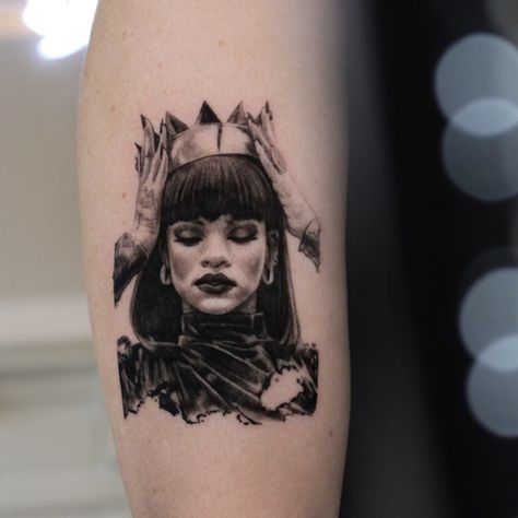 Rihanna Tattoo Ideas, Rihanna Tattoo, Arm Sleeve Tattoos For Women, Arm Sleeve Tattoos, Diy Lanterns, Funny Tattoos, Sleeve Tattoos For Women, Realism Tattoo, Art Tattoos