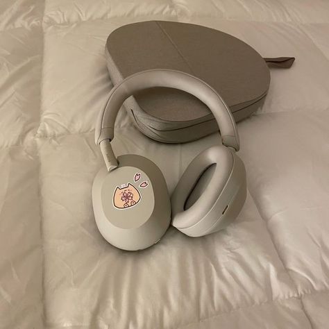 Wh 1000 Mx5, Over The Ear Headphones Aesthetic, Sony Headphones Stickers, Headphones Aesthetic Sony, Sony Xm5 Headphones Aesthetic, Sony Headphones Outfit, Wireless Headphones Aesthetic, Chunky Headphones, Sony Headphones Aesthetic