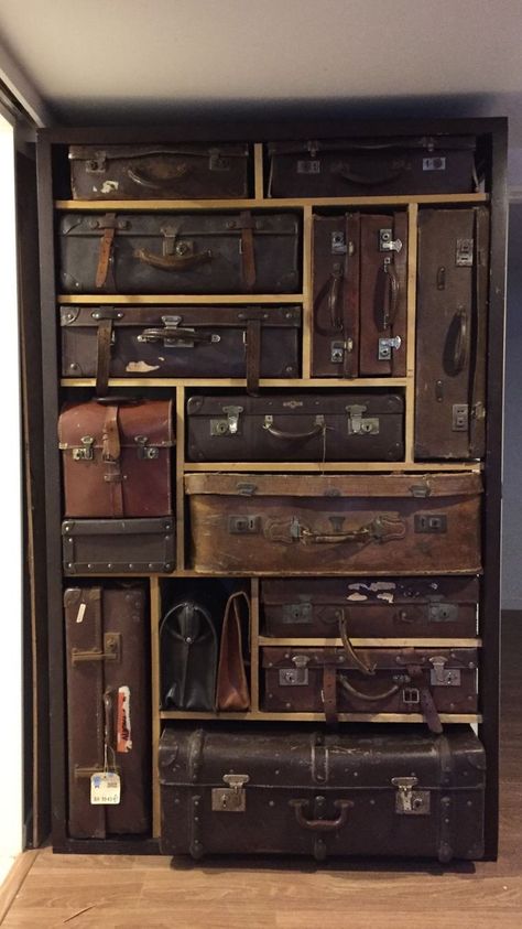 Vintage Suitcase Storage, Vintage Suitcase Aesthetic, Steampunk Suitcase, Vintage Suitcase Ideas, Suitcase Wall, Luggage Design, Suitcase Decor, Old Luggage, Suitcase Vintage