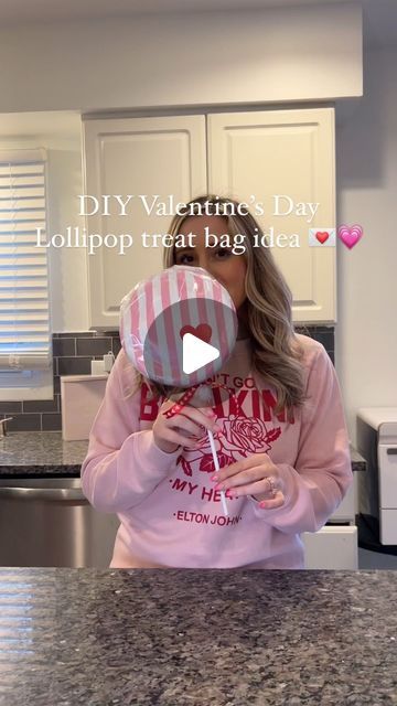 Lauren on Instagram: "DIY Valentine’s Day lollipop treat bag! ❤️Comment “hearts” and I’ll send the links to everything I used! ! I had so much fun making all the Candy things for Christmas so I wanted to continue with it for Valentine’s Day lol💌This would also be fun to do with your kids. My kids thought it was so cool and it’s fun because they get to open it and be surprised at what’s in there! #valentines #valentinesdaygift #valentinesdayideas #valentinesday" Valentine’s Day Ideas Kids, Valentine Ideas For School, Kids Valentine Ideas, Things For Christmas, Lollipop Favors, Blow Pops, Diy Valentine, Valentines Day Treats, Valentines School