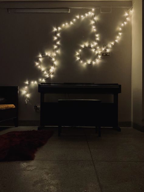 Fairy Light Designs On Wall, Fairy Lights Classroom, Fairy Light Ideas Bedroom, Fairy Light Decor Ideas Bedroom, Fairy Lights Bedroom Aesthetic, Fairy Lights Bedroom Wall, Fairy Lights On Wall, Fairy Lights Room, Photo Walls Bedroom