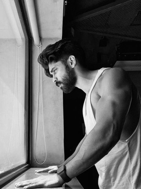 Natpu Forever Image, Dhruv Vikram Hairstyle, Dhruv Vikram, Bride Reception Dresses, Instagram Black Theme, Male Portrait Poses, Vogue Photo, Actors Funny, New Photos Hd