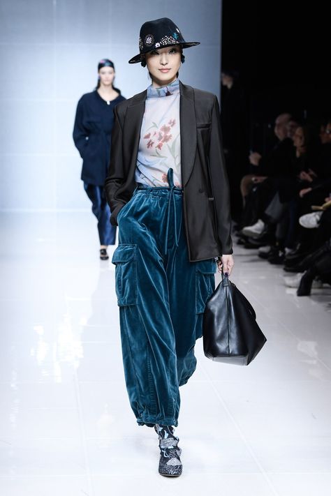 Giorgio Armani Fall 2024 Ready-to-Wear Runway, Fashion Show & Collection Review [PHOTOS] Best Runway Looks, Armani Women, Show Collection, Fashion Night, Vogue Magazine, Fashion Show Collection, Fall 2024, Milan Fashion, Italian Fashion