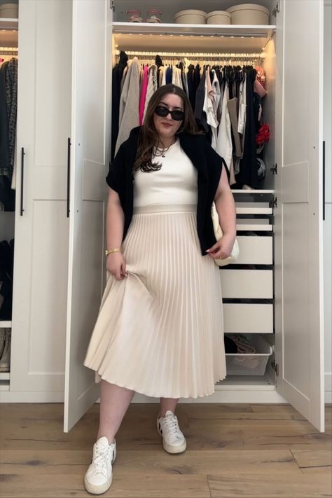 Skirts Midsize, Pleated Midi Skirt Outfit Plus Size, Classy Aesthetic Plus Size, Pleated Skirt Midsize, Matured Look Outfit Plus Size, Diana Dares, Pleated Skirt Outfit Plus Size, Plus Size Minimalist Outfits, Pleated Skirt And Sneakers