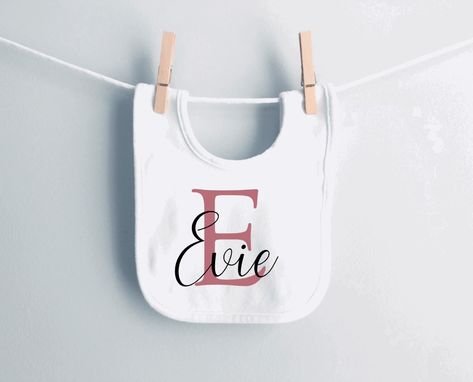 Bib Ideas, Bib Design, Personalized Bibs, Cricut Shirts, Cricut Baby, Personalized Baby Bibs, Product Shots, Baby Tips, Initial Monogram