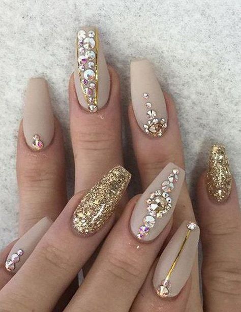 I extremely like a golden color and I think it can elevate each combination, and even do the simplest glamorous. Ongles Beiges, Colorful Nails, Ballerina Nails, Nail Art Rhinestones, Prom Nails, Nails Coffin, Fabulous Nails, Glitter Nail Art, Bling Nails