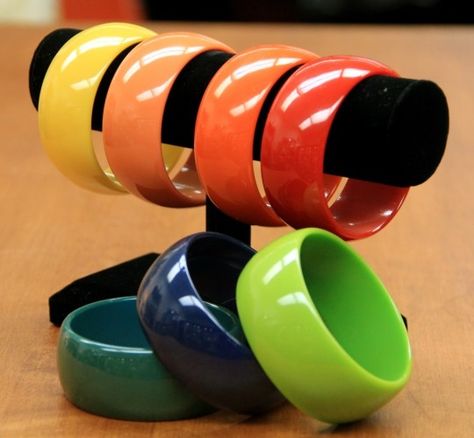 Bakelite Bracelets, Bakelite Bangles, Simple Bangle, Fun Jewelry, Girl Things, Silver Jewelry Fashion, Glass Bracelet, Colorful Bracelets, Nespresso Cups