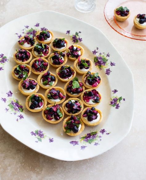 MINI GOAT’S CHEESE TARTS WITH BLUEBERRY SALSA Savoury Mini Tarts, Savory Tarts Mini, Savory Mini Tarts, Finger Food Brunch, Mini Quiche Tarts, Appetizer Tarts, Mini Tarts Savory, Savory Tartlets, Hosting Appetizers