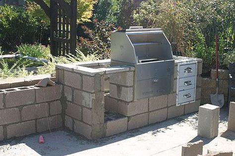 There are several methods and materials that can be used when making your Outdoor Kitchen. You can use concrete blocks, bricks, wood, metal frame, stucco and th Concrete Outdoor Kitchen, Outdoor Grill Station, Brick Works, Outdoor Kitchen Cabinets, Cinder Blocks, Outdoor Kitchen Plans, Build Outdoor Kitchen, Brick And Wood, Kitchen Fireplace